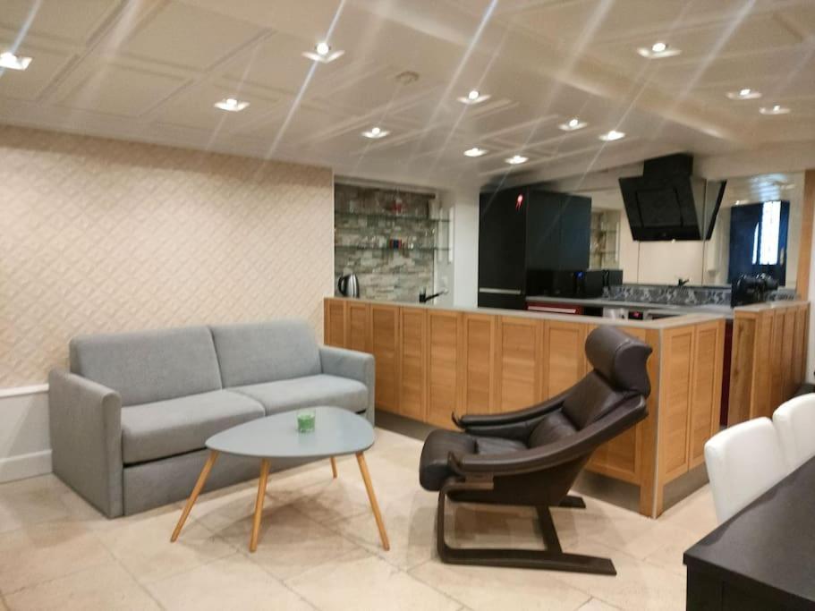- un salon avec un canapé et une table dans l'établissement Appartement Moderne & Spacieux Hypercentre CAEN, à Caen