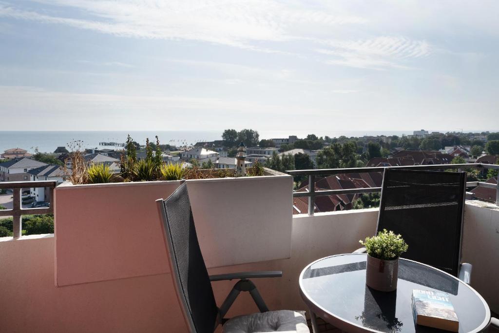 balcón con mesa y vistas al océano en Berolina Wohnung 706, en Dahme
