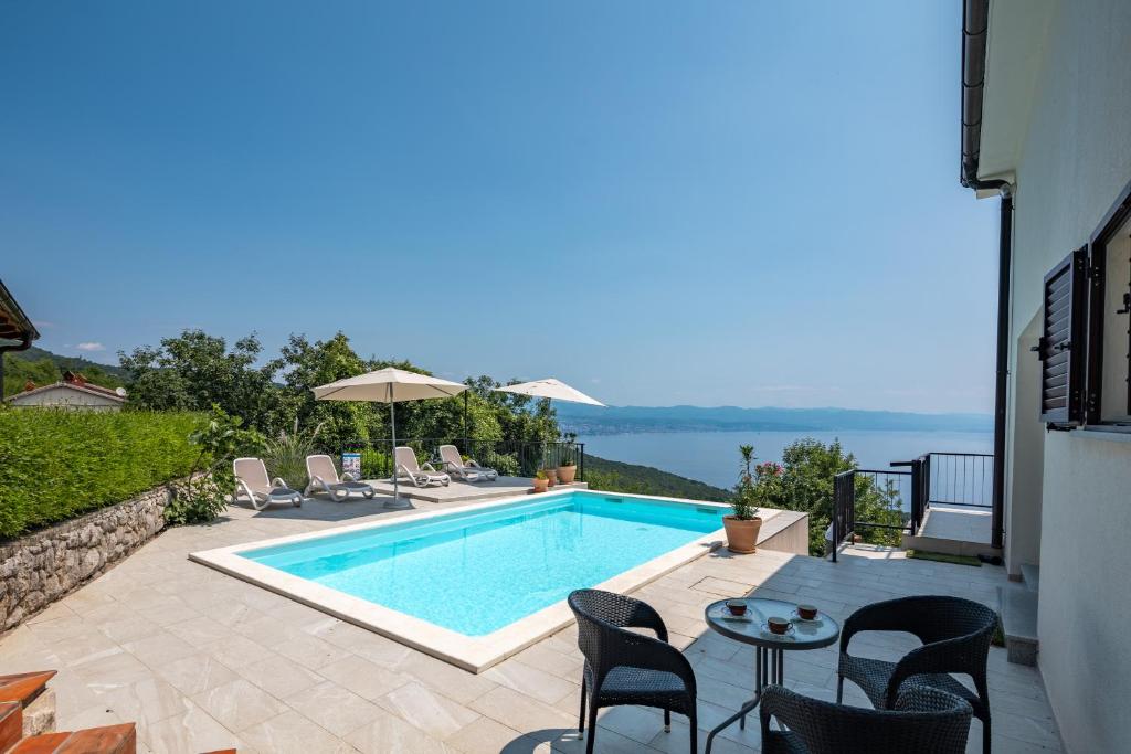 Bazén v ubytovaní Holiday Home Kvarner with private heated pool alebo v jeho blízkosti