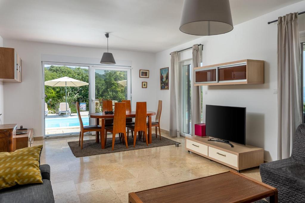 Posedenie v ubytovaní Holiday Home Kvarner with private heated pool