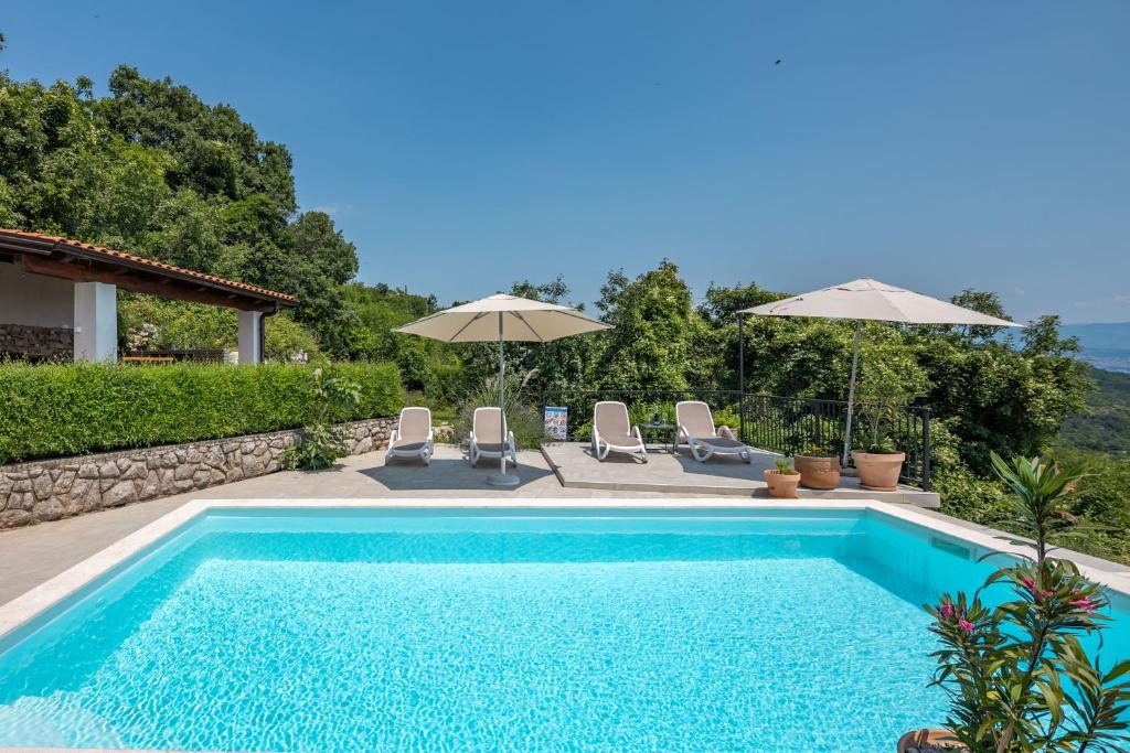 Bazén v ubytovaní Holiday Home Kvarner with private heated pool alebo v jeho blízkosti