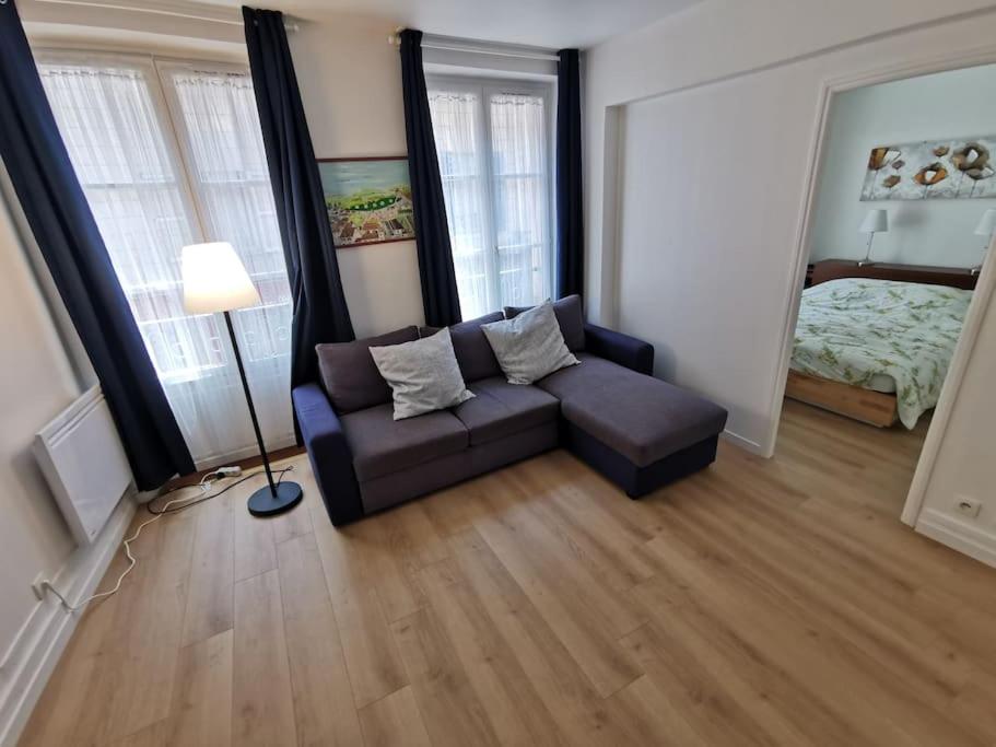 sala de estar con sofá y cama en Wei&Pei Apartment - St Germain En Laye Center -2min RER, en Saint-Germain-en-Laye