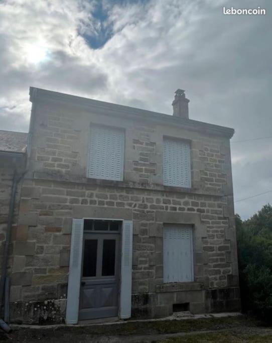 - un vieux bâtiment en pierre avec une porte et des fenêtres dans l'établissement maison de campagne, à Saint-Martin-Château