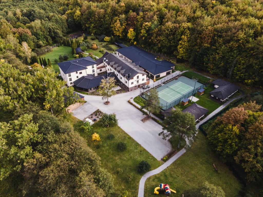 una vista aérea de una casa con pista de tenis en BIO HOTEL & WELLNESS Zlatý Hýľ, 