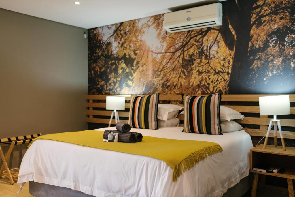 een slaapkamer met een bed met een teddybeer erop bij Agapé Boutique Guesthouse Bothaville in Bothaville