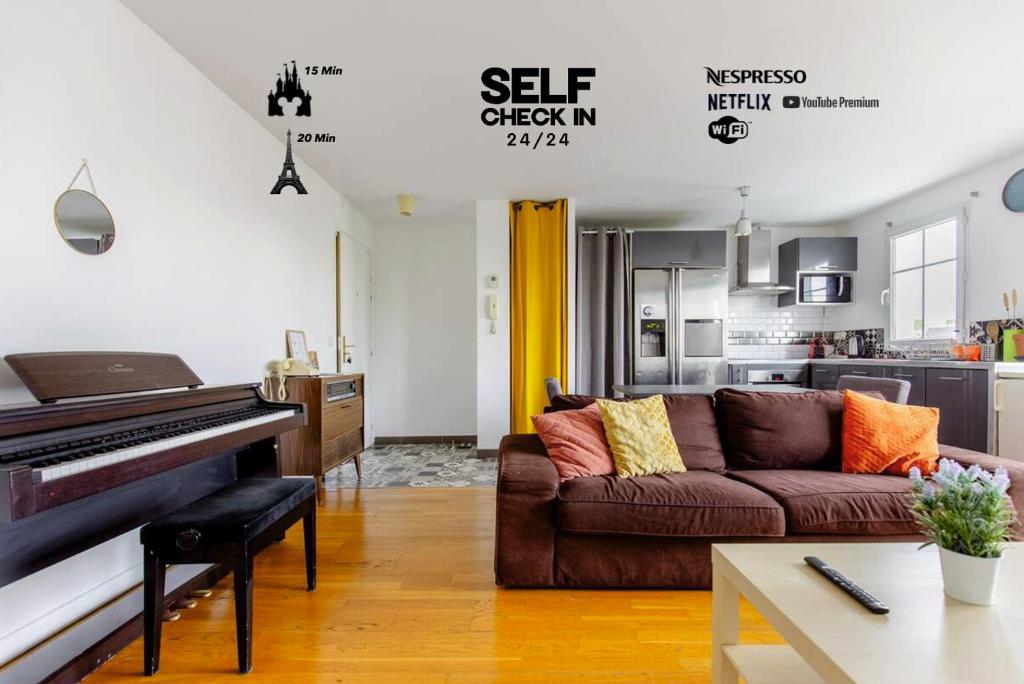 uma sala de estar com um sofá e um piano em Artist Retreat em Noisy-le-Grand