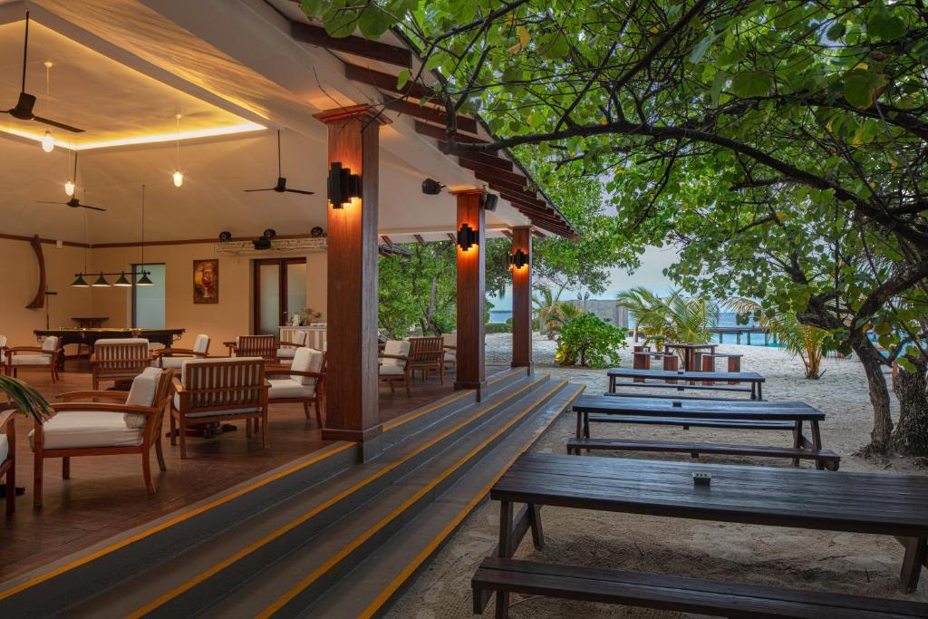Zahrada ubytování Adaaran Select Meedhupparu - Complimentary Stay for 1 Child for Stays between April 2025 to September 2025