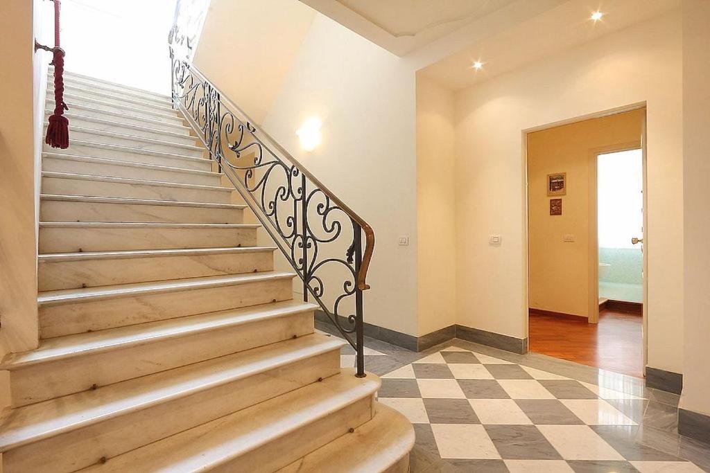 una escalera en una casa con suelo a cuadros en Relais White Houses Florence, en Florencia