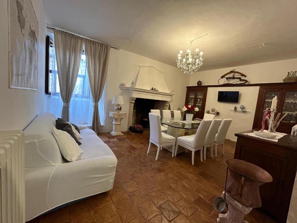 a living room with a white couch and a table at A un passo dal castello in Pacentro