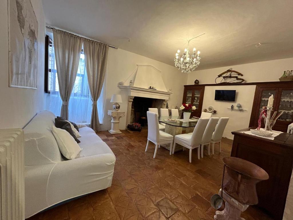 TV a/nebo společenská místnost v ubytování A un passo dal castello