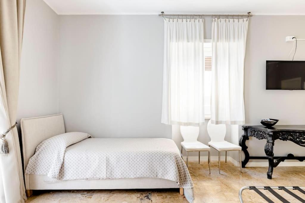 Postel nebo postele na pokoji v ubytování BB SUITE Siracusa