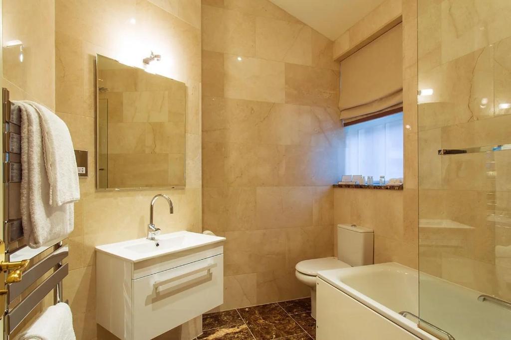 The Falcon Hotel - Deluxe Double Room