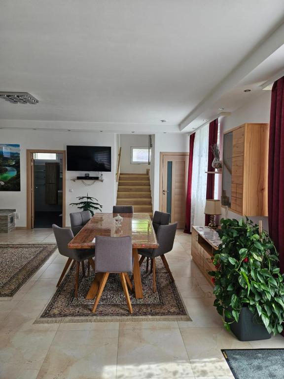 Televízia a/alebo spoločenská miestnosť v ubytovaní Ferienhaus Vagner