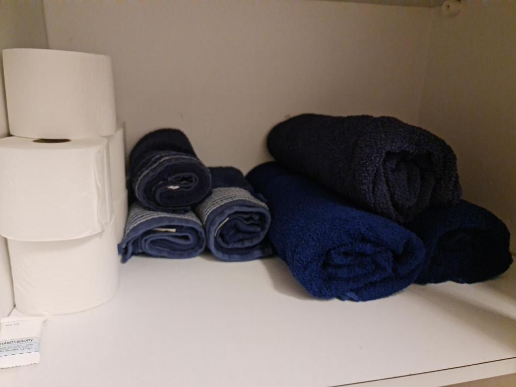 un montón de toallas sentadas en un mostrador en un baño en Precioso apartamento en Cullera, con piscina junto a la playa, en Cullera