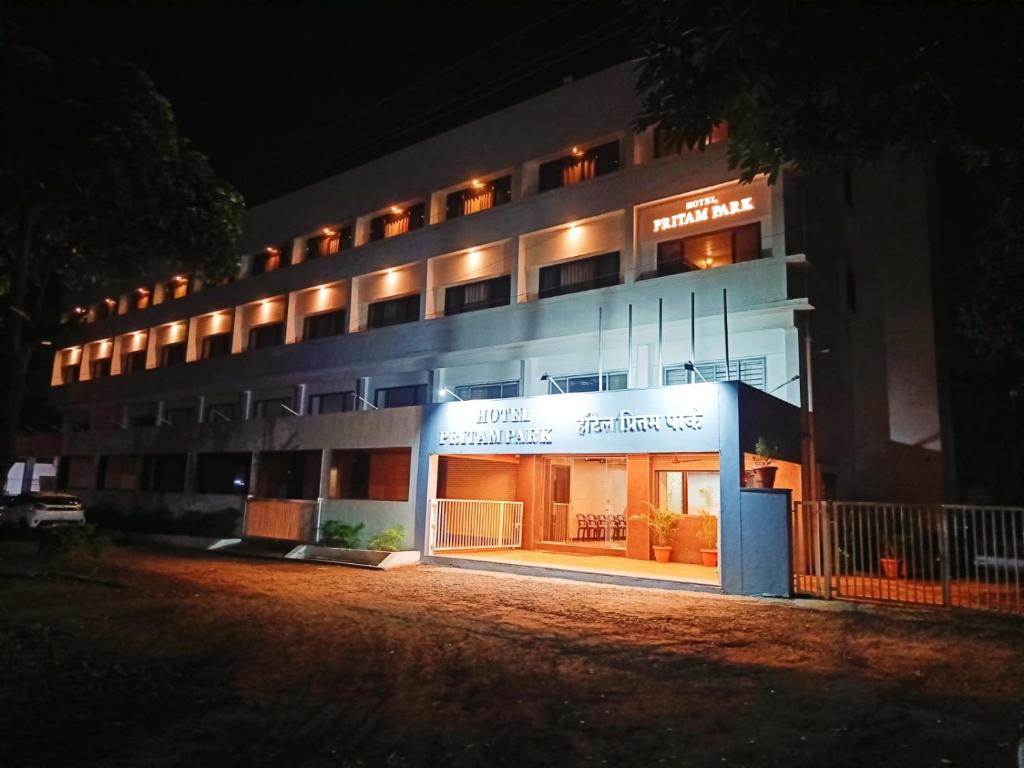 hotel w nocy z przodu budynku w obiekcie HOTEL PRITAM PARK w mieście Jālgaon