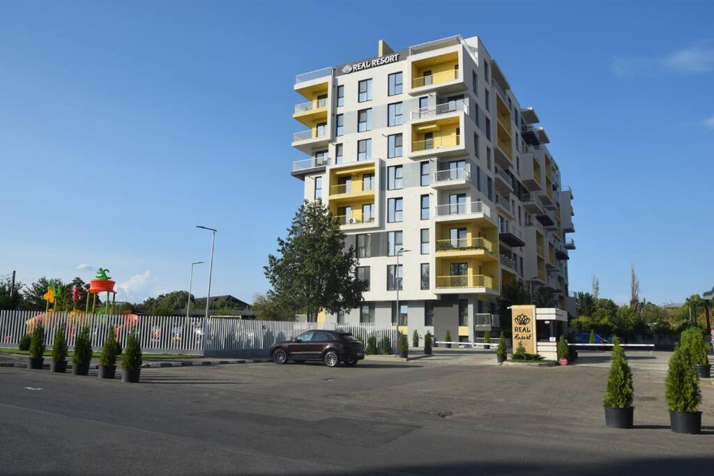 auf einem Parkplatz vor einem Gebäude geparkt in der Unterkunft Real Residence -apartament cu 3 camere- Valeni 144 in Ploieşti