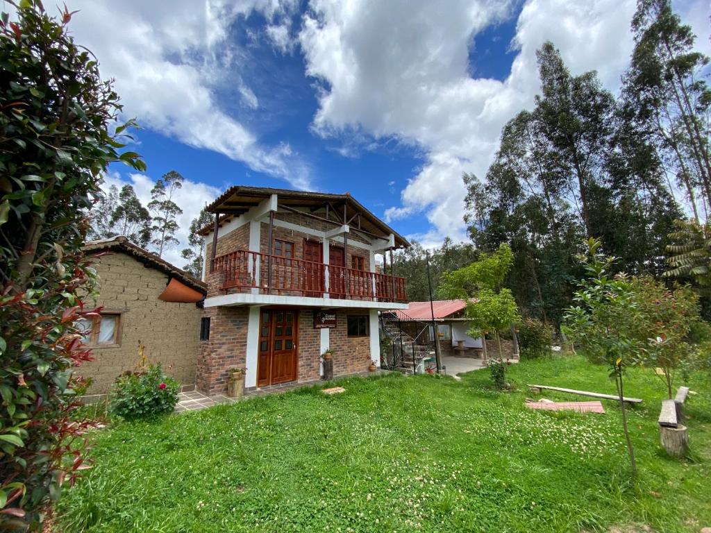 a house in the middle of a green yard at Cabaña Campestre - Ciudad Memoria in Sogamoso