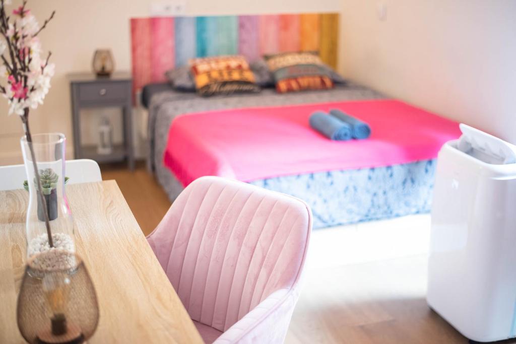 um quarto com uma cama e uma mesa e uma mesa sidx sidx sidx em Born Rooms - St Caterina em Barcelona