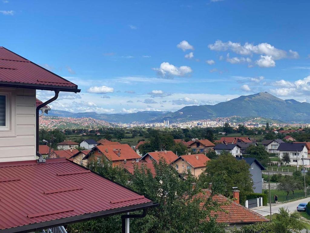 uitzicht op een stad met huizen en bergen bij Penthouse appartment PVR in Sarajevo