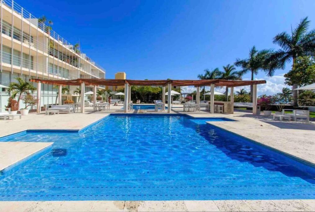 une piscine avec un kiosque à côté d'un hôtel dans l'établissement 3 BR, Ocean View, Gym/Parking, à Playa del Carmen