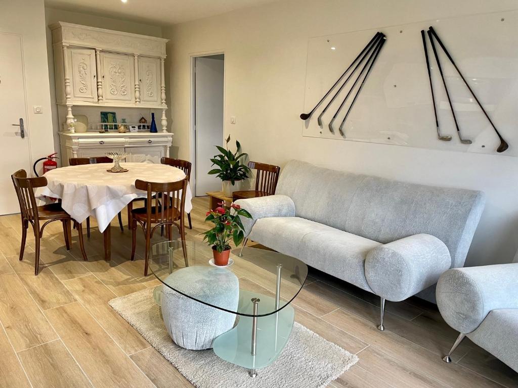 uma sala de estar com um sofá e uma mesa em Perle de vue em Glaine-Montaigut