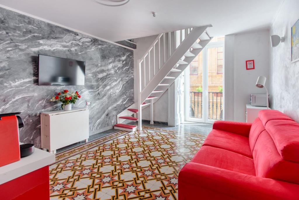 - un salon avec un canapé rouge et un escalier dans l'établissement Enjoy Naples, à Naples