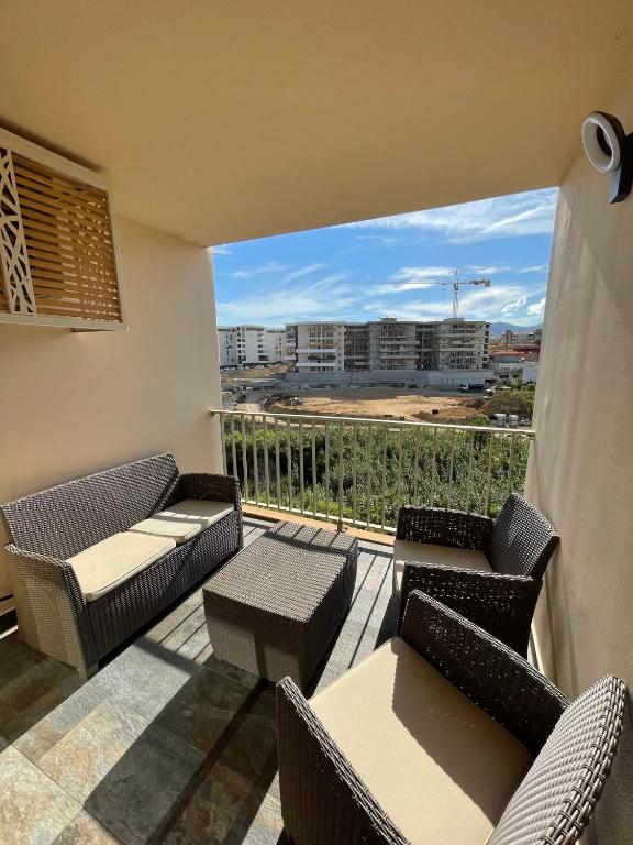 d'un balcon avec des canapés et une vue sur la ville. dans l'établissement Spacieux studio lumineux proche du centre, à Ajaccio