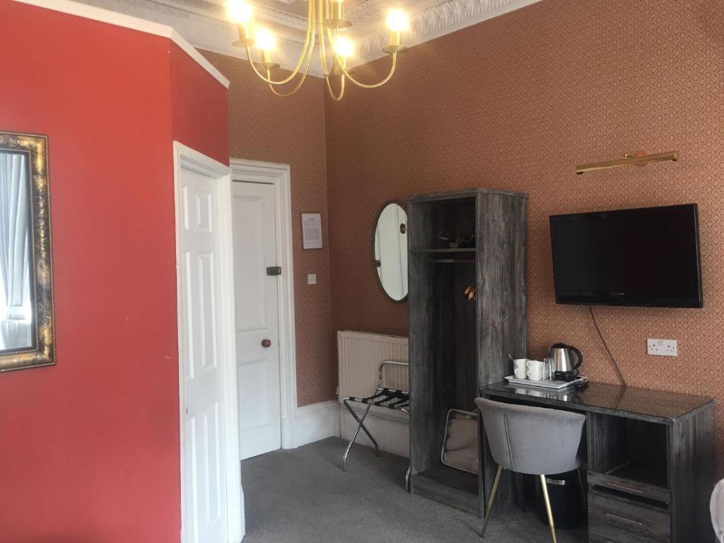 TV a/nebo společenská místnost v ubytování Alexander Guest House