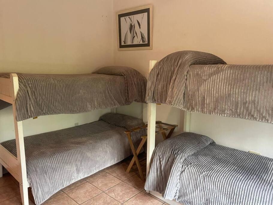 מיטה או מיטות קומותיים בחדר ב-Estadia Perfecta Casa Lujosa