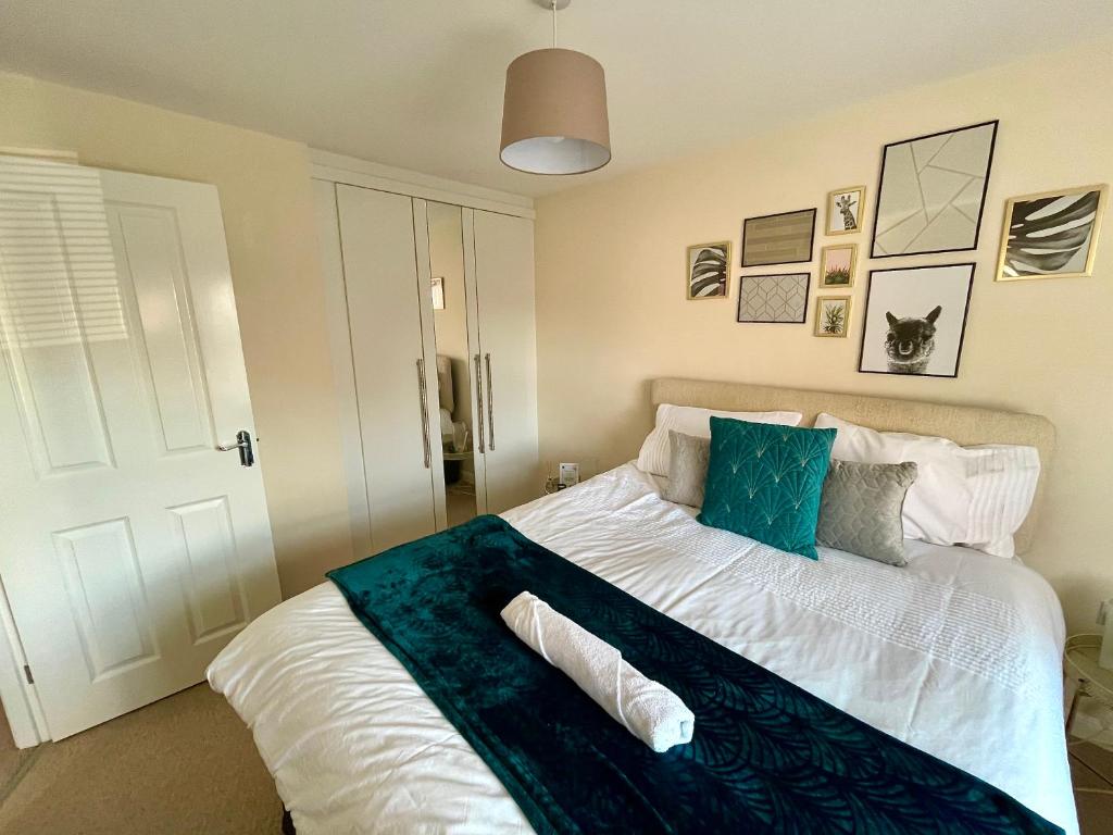 Un pat sau paturi într-o cameră la Silver Stag Properties, Comfy 2 BR Home in Ashby