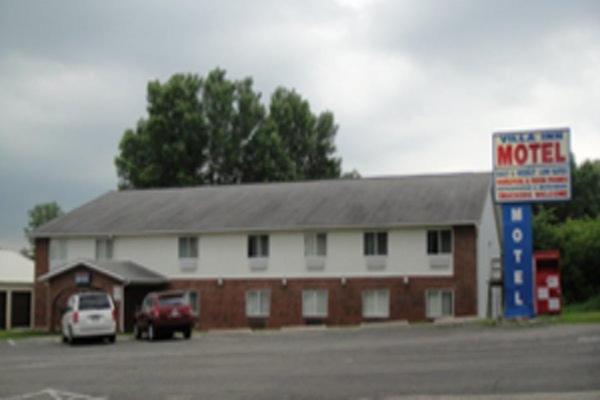 un motel con un coche aparcado frente a un edificio en Villa Inn Motel, en Fort Atkinson
