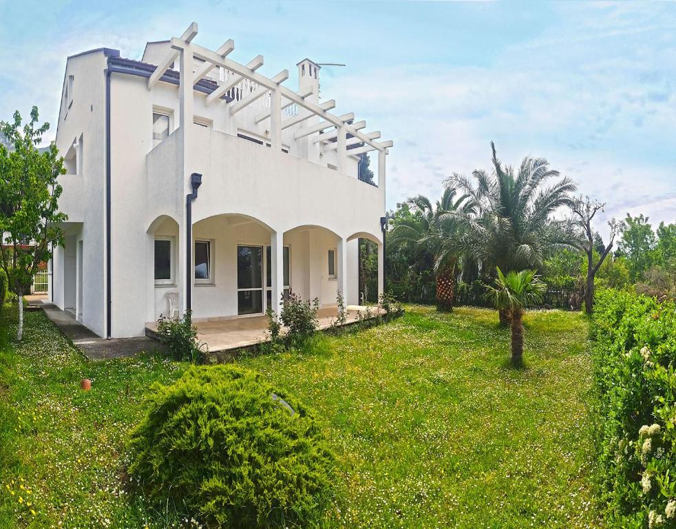 Сад в Ratac Eco Guest House