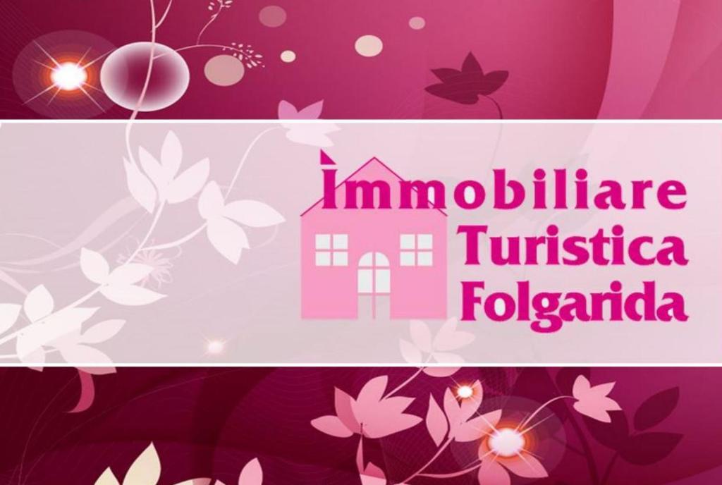 フォルガリダにあるImmobiliare Folgarida Apartmentsのピンクの家花の旗