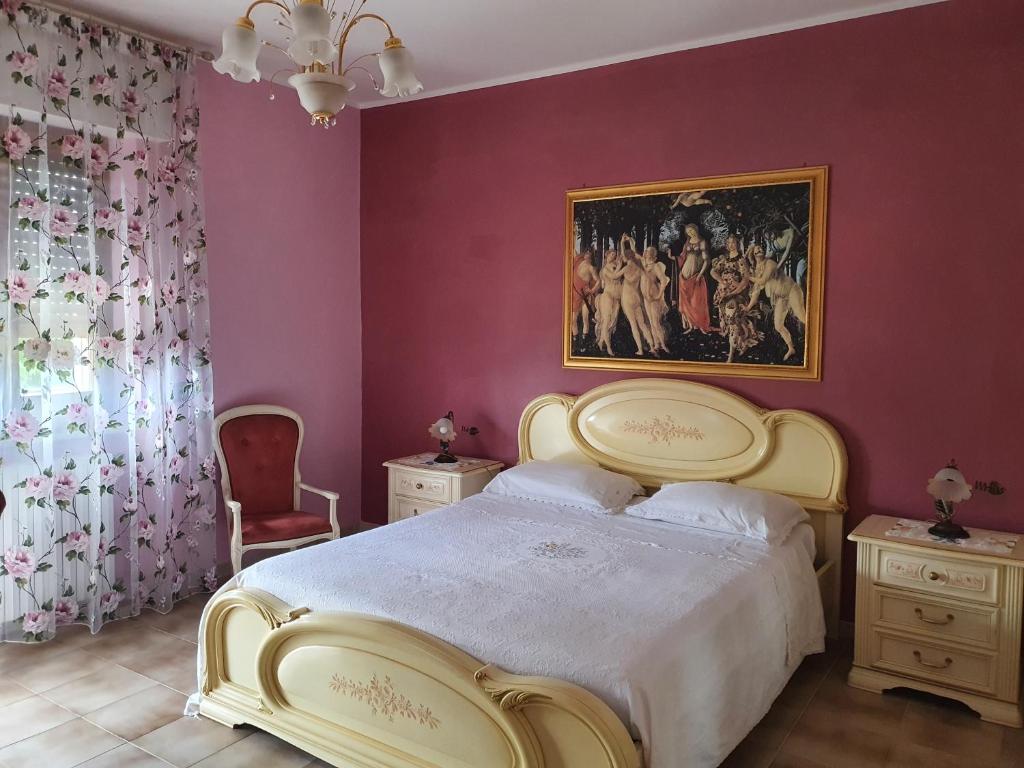 1 dormitorio con 1 cama grande y una pintura en la pared en B&B Da Nonna Lucia, en Roccascalegna