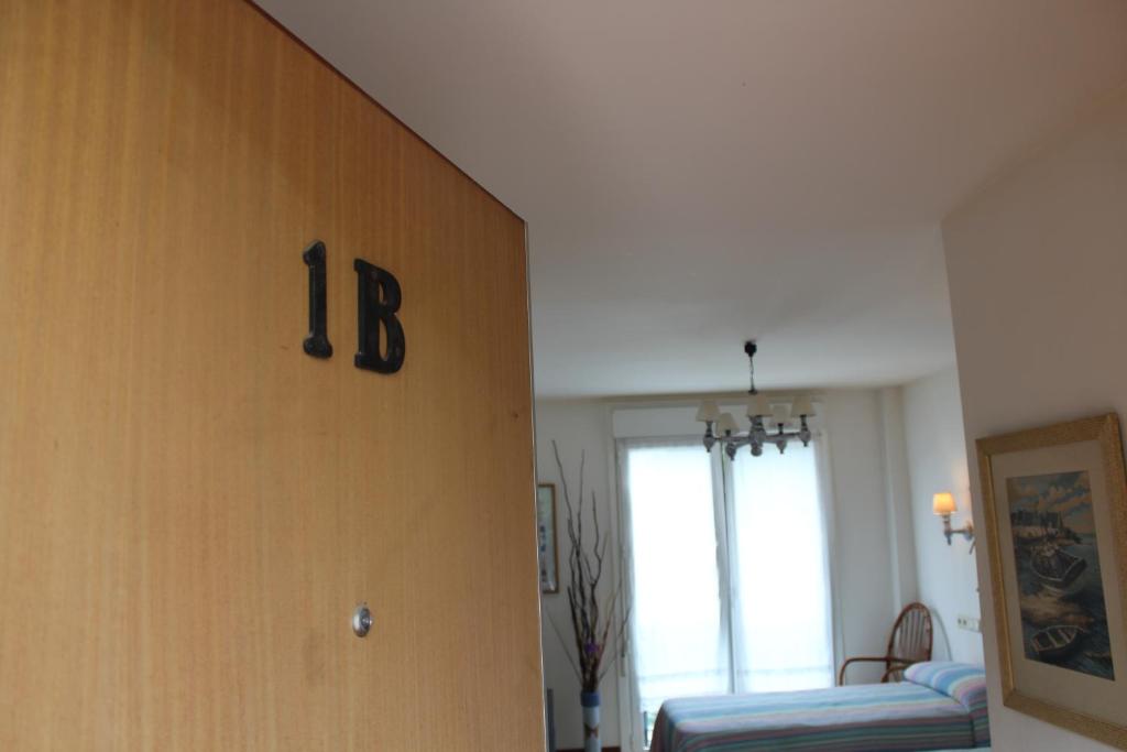 um quarto com uma porta com o número nela em Ikaztegietako Ostatua em Icazteguieta