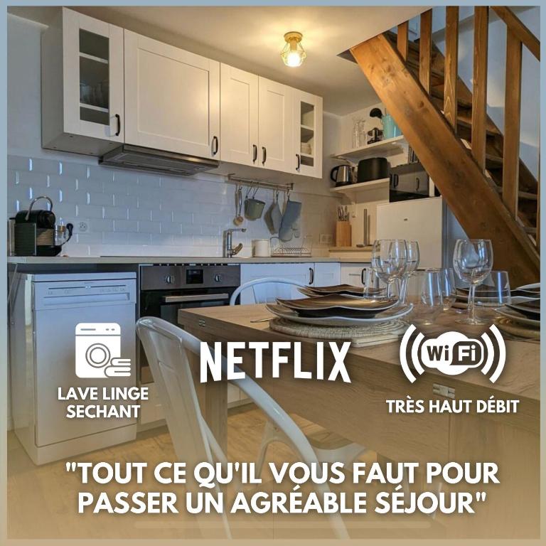 Il comprend une cuisine avec une table en bois et des placards blancs. dans l'établissement Sweet Abreuvoir, à Saint-Germain-en-Laye