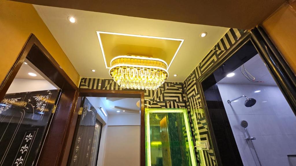 um candelabro pendurado num tecto num quarto em Luxurious 2 BHK Apartment Fully Furnished with All Major Electronics and Automation em Pune