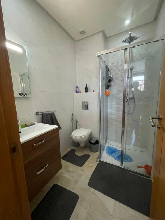 Luxury Apartment in Agadir Bay في أغادير: حمام مع دش ومرحاض ومغسلة