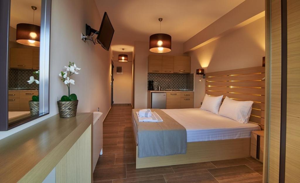 Posteľ alebo postele v izbe v ubytovaní Athos Thea Luxury Rooms
