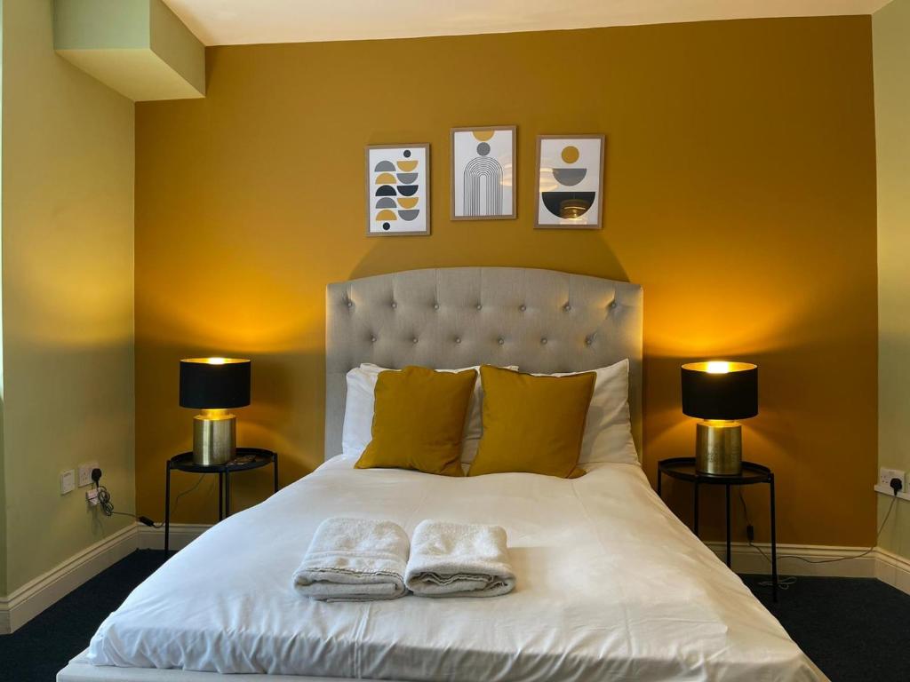 ein Schlafzimmer mit einem Bett mit zwei Handtüchern darauf in der Unterkunft King's Cross Bright Studio in London
