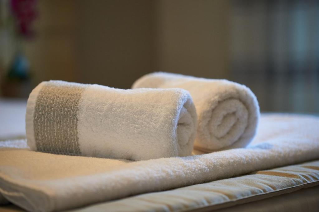 Posteľ alebo postele v izbe v ubytovaní Athos Thea Luxury Rooms
