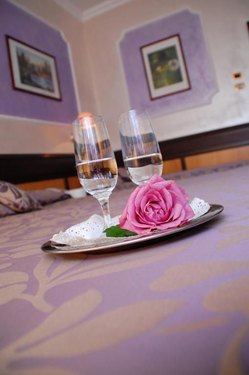 Postel nebo postele na pokoji v ubytování Benny Hotel