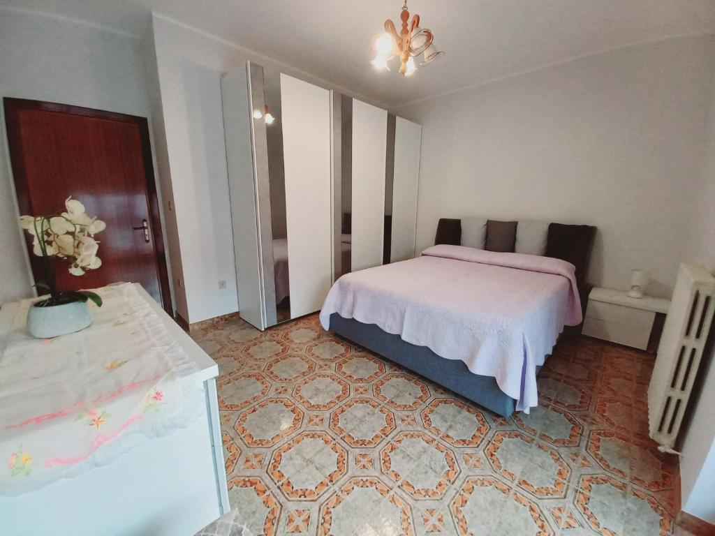 古廖內西的住宿－Casa di Nzino，一间卧室配有一张床和一个梳妆台