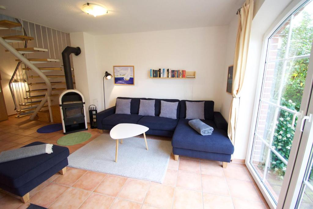 sala de estar con sofá azul y mesa en Bente, en Norden