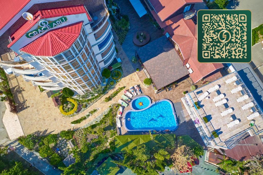 una vista aérea de una piscina y un edificio en Wellness СПА-Отель Грейс Арли, en Adler