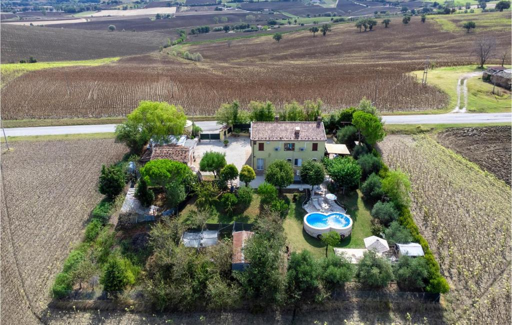 una vista aerea di una casa in un campo di Beautiful Home In Arcevia With House A Panoramic View ad Arcevia