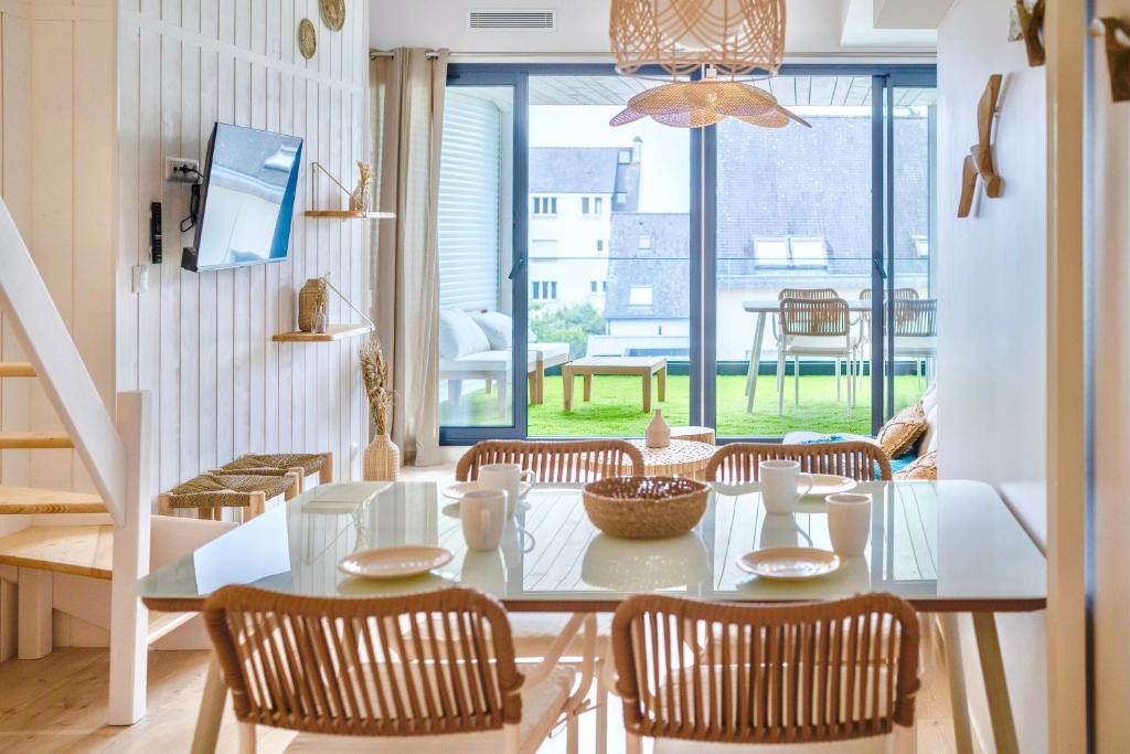 comedor con mesa blanca y sillas en Les Voiles - Appart'hotel "Le Sein", en Carnac