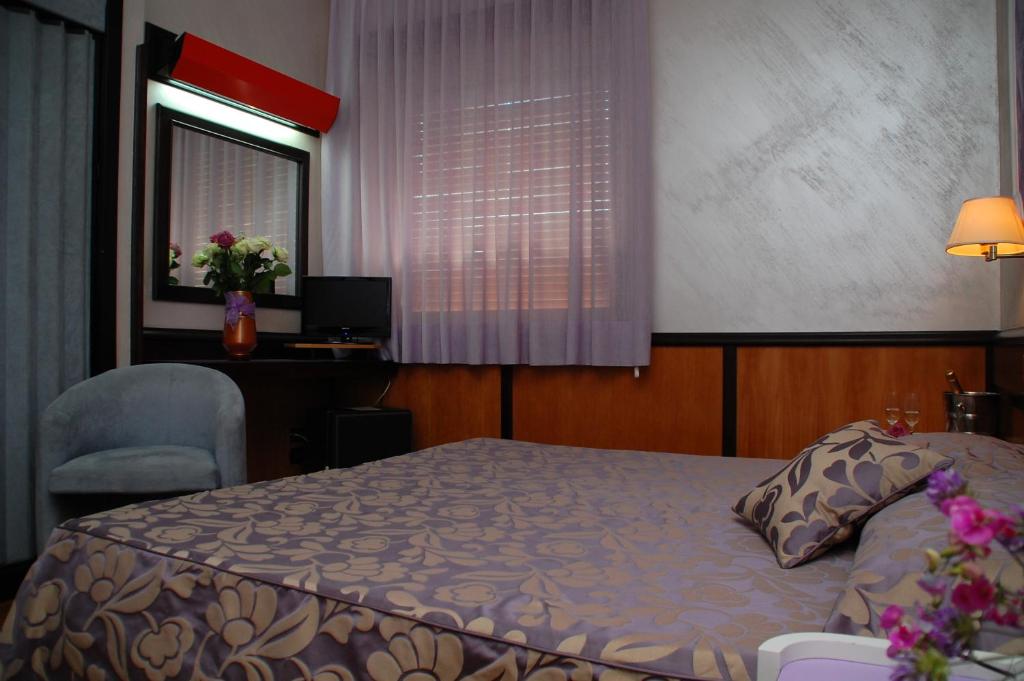 Postel nebo postele na pokoji v ubytování Benny Hotel