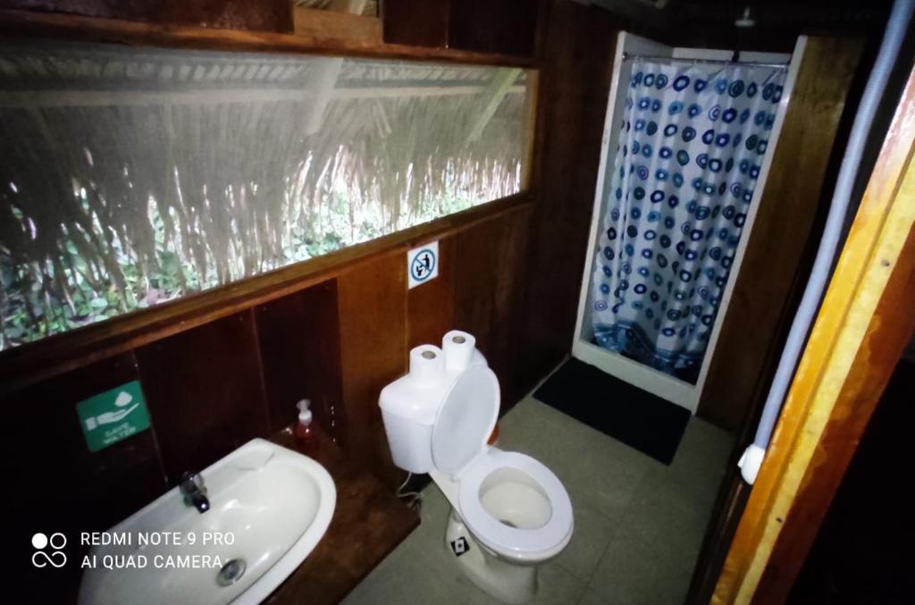 La salle de bains est pourvue de toilettes et d'un lavabo. dans l'établissement WaitaAmazonlodge, 
