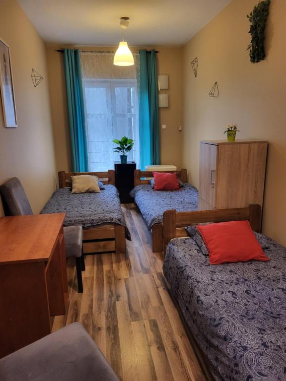 Postel nebo postele na pokoji v ubytování Hostel Gliwice Centrum PARKING